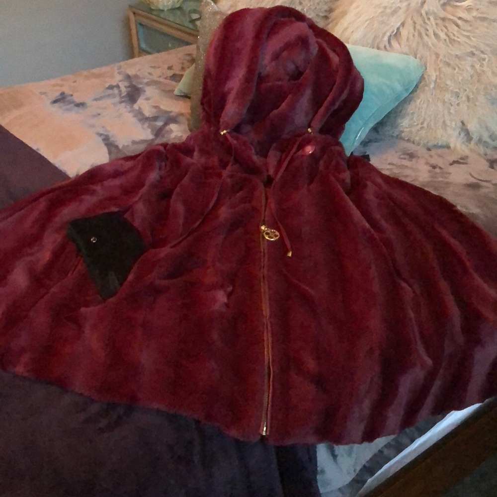 Faux fur‎ cape with pockets and hood